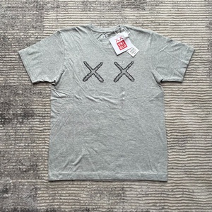 Kaws x Uniqlo 2016初代精虫字母灰色短袖