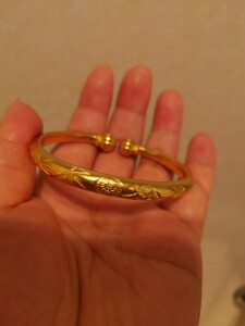 小珍青梅竹马南瓜头足金手镯,金重71.19克,戴过两三天,掰