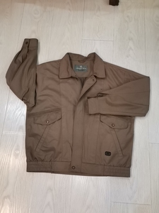 百搭卡其色老款伊力夹克l码也称日立夹克.