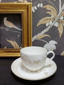 日本瓷器yamaka出品蝴蝶夫人森英惠浮雕描金百合花阔口骨瓷