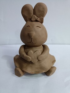 卡通兔子泥塑捏塑,不烧制,高度十一二公分左右,现做.也可来图