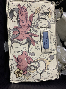 prada 普拉达限量兔子涂鸦单肩腋下包,设计师合作款,购买