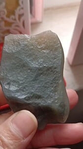 和田玉 戈壁料 原石,产地叶城49克青玉青花双色 象形手把件