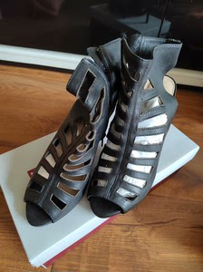 卡美多女士罗马凉鞋，全新，全皮，专柜购入，非常漂亮，38码，