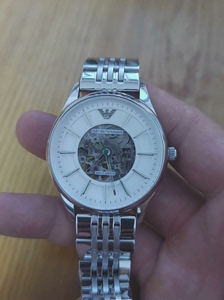 23年9月女朋友花2499送的阿玛尼机械手表，一切使用正常，