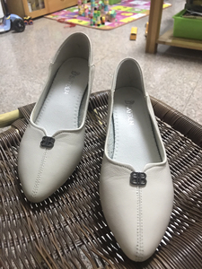 米白色牛皮真皮休闲浅口中跟女鞋单鞋37码德赛帝伦