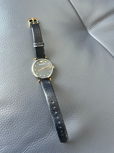 阿玛尼女士手表腕表，这个表是在阿玛尼专柜购买的，当时花了27