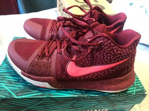 耐克欧文3酒红色41码,几乎全新,鞋帮瑕疵,鞋底无损,原盒方