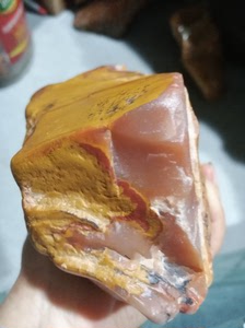 精品黄蜡石摆件料,红黄皮,肉质粉色,带草花,2000克