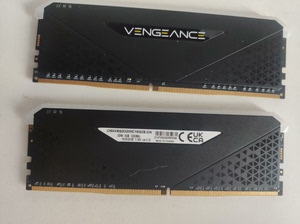 海盗船内存条复仇者 ddr4 16g 3200 带彩灯的
