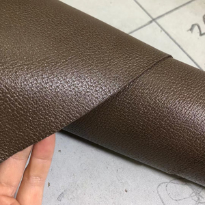 进口深咖色猪皮纹头层牛皮,手感中硬,厚度1.4-1.6mm