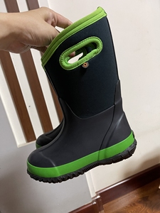 正品bogs儿童棉水鞋靴子防水抗寒,朋友送的,今年冬天下雪时