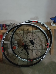 禧玛诺r500轮组  支持10速  使用不多 前轮轮圈划痕较