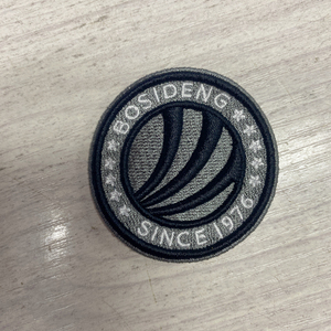 波司登刺绣商标小袖标,原厂家少量尾货,是自粘贴,一撕就贴,洗