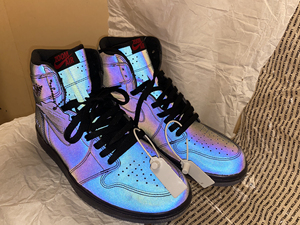 aj1变色龙,42码全新没穿过.有得物鉴定书.1.6出.有兴