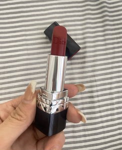 迪奥口红849 哑光质地,用过三四次 ,放包包里摩擦掉漆了