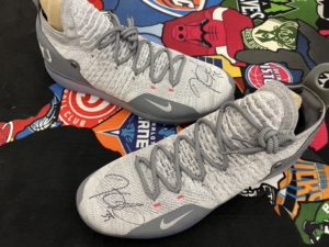 凯文杜兰特亲笔签名亲签双签kd11代篮球鞋,配色为白灰配色