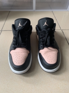 aj1黑粉脚趾,42码,正品,穿了10次左右,原价900多买