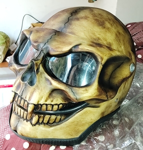 骷髅摩托车头盔,真头盔,带风镜,从巴厘岛购入的,有轻微划痕