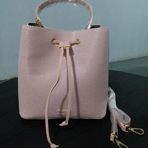 玫琳凯魅力黑柔美粉水桶包女包抽绳休闲百搭单肩包斜挎包潮正品!