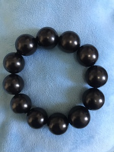 今年非洲带回的黑木乌木手链,手串,盘珠,带了不少,送朋友了几