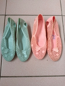 红叶牌儿童凉鞋是天津三塑生产的库存货，粉色19码，另一双18