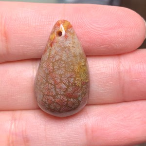 珊瑚玉红色枫叶小水滴吊坠