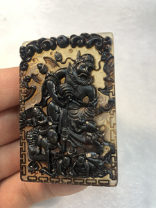 纯天然牛角雕刻无事牌,牛鼻孔,尺寸4×6左右,题材钟馗捉鬼