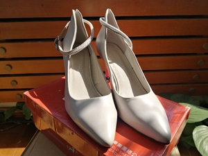 纯牛皮正派品牌高级灰小跟鞋,大商场精品店