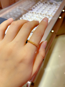 六福珠宝 黄金戒指 麻花 足金 素圈 女款 闭口戒计价