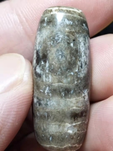 莲花两眼天珠,地埋至纯白化,钙化,象雄天降石页岩满朱砂,土沁