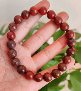 南红伴生乌石手串