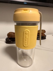 小熊榨汁机，9新，可以正常使用，榨汁后直接用杯子可以喝，方便