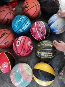 球馆不干了,一堆几百个篮球七号的.我watsing(wite