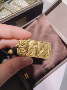 周大福传承吊坠,麒麟令牌,37.06克, 工费2980元,鼻