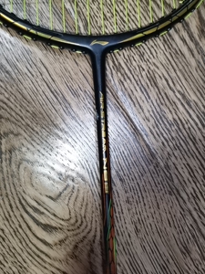 李宁n99谌龙签名版羽毛球拍,上面那一块掉漆,有些是捡球捡的