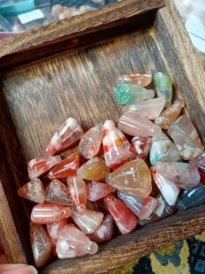 手雕立体莲蓬雕刻小件水蜜桃牛血红冰透