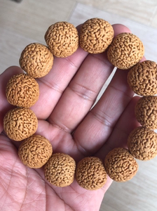蚂蚁纹凤尾脐桃核手串,尺寸19左右,光线问题,第二张照片颜色
