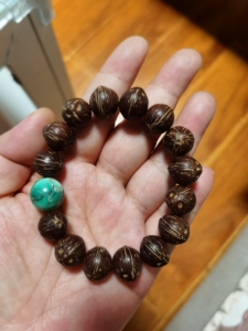 紫金鼠手串,颗颗正眼,配一颗天然绿松石直径13,鼠差不多直径