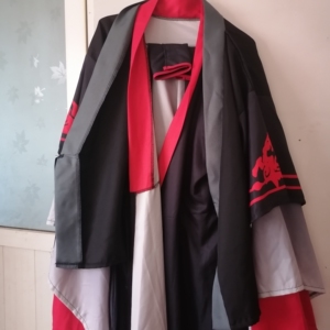 出魔道莫玄羽c服,套袖什么的都齐全无鞋子.礼袍有一侧绳断掉但