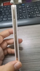 vivo  Y51A手机2+16g，屏幕显示很好，后盖有贴膜