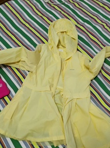 女童水孩儿黄色单层风衣（无内衬）120码。挺新的，但是不知道