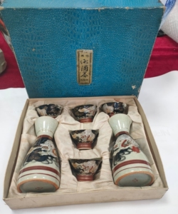 日本回流,九谷美泉作墨绘描金龙纹画片酒具一套,两壶五杯,壶囗