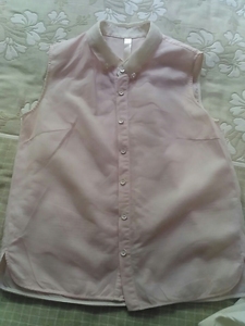 雪歌粉色小衫搭白色长裤，基本全新。当初最爱这套。白色小纱领边