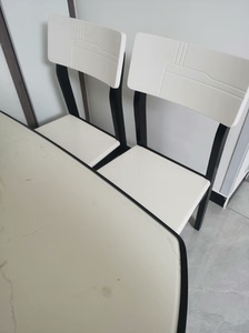 顽皮狗餐桌。可以变圆桌，直径1.3米，一桌四椅子