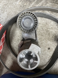 宝马740 n55发动机更换下来的皮带张紧器,皮带导轮.无任