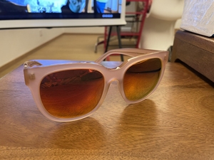 wakeup墨镜,女士,木九十购入,八九成新,颜色见图.