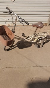 出一辆自行车，品牌赛克。它是一款折叠自行车，具有便携性。车座