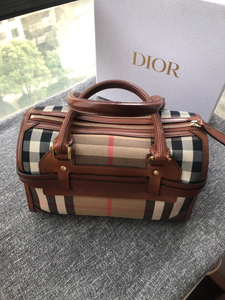 巴宝莉格纹枕头包