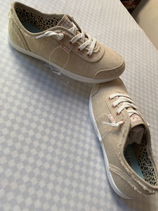 斯凯奇全新样板鞋36码模特新款试穿鞋一双,实物颜色拍摄,面料